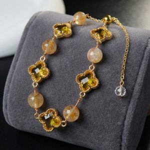 Yellow Crystal Bracelet for Women Four-Leaf Clover Bead Bracelet Adjustable design for easy wear Attracts wealth and prosperity